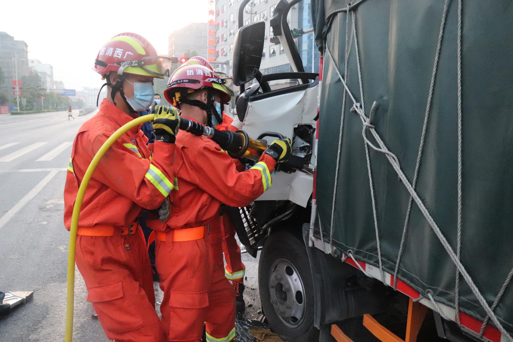 两车追尾司机伤重，玉林兴业消防紧急救援