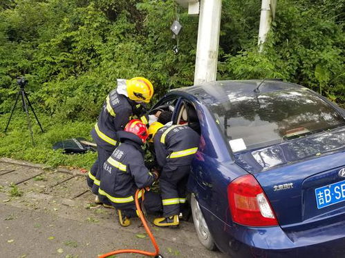 海屯高速突发险情 屯昌消防火速救援被困人员